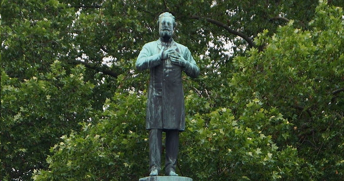 "Das Standbild Luegers von seinem Sockel holen, vom Sockel der Überhöhung und Heiligung, und einfach hinunter auf den Boden stellen, auf das Niveau gewöhnlicher PassantInnen." Foto: Wikipedia, Wienwiki)