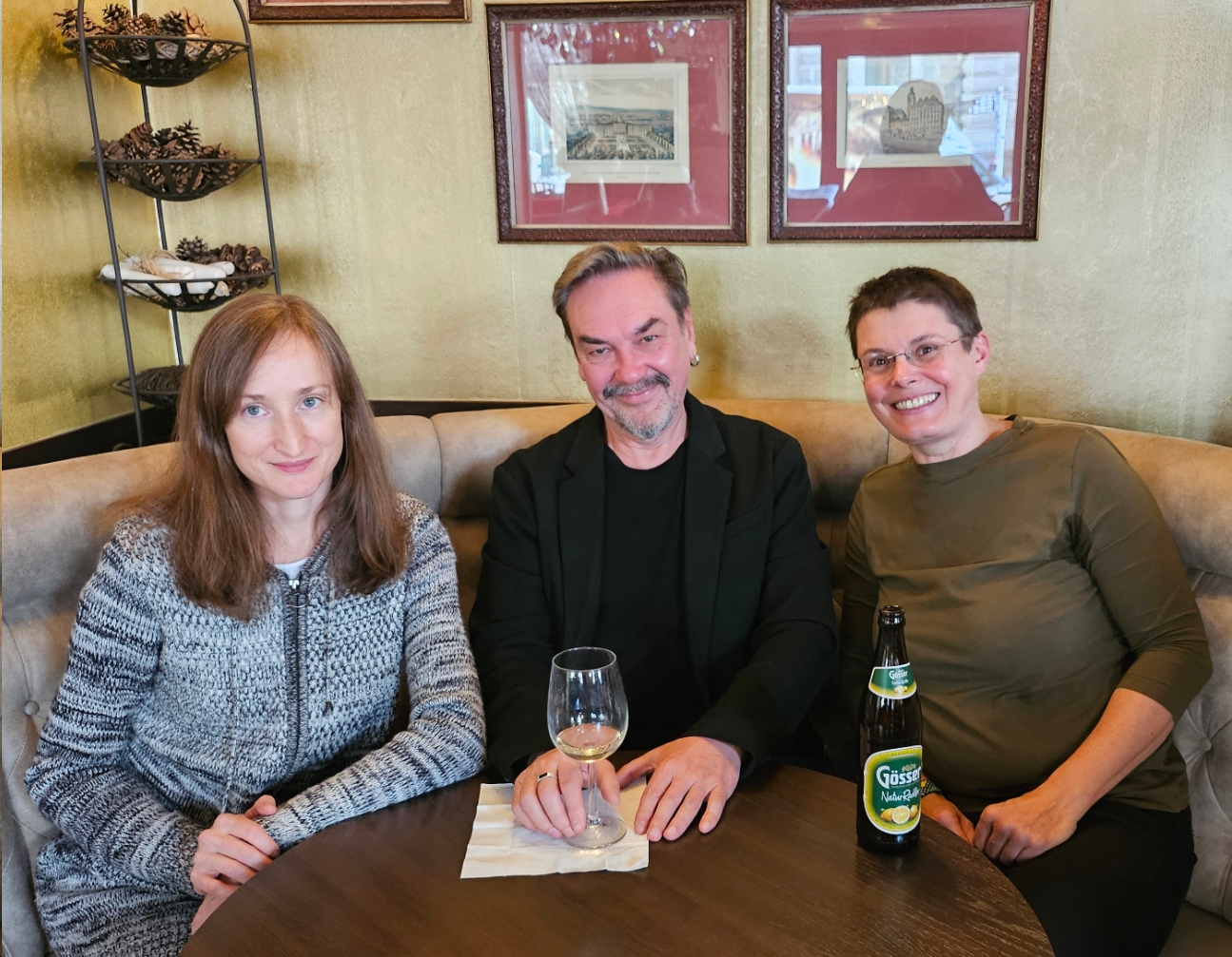 Juri Andruchowytsch Oksana Stavrou Sonja Pleßl beim Interview im Wiener Café Raimund (Copyright: Stavrou).