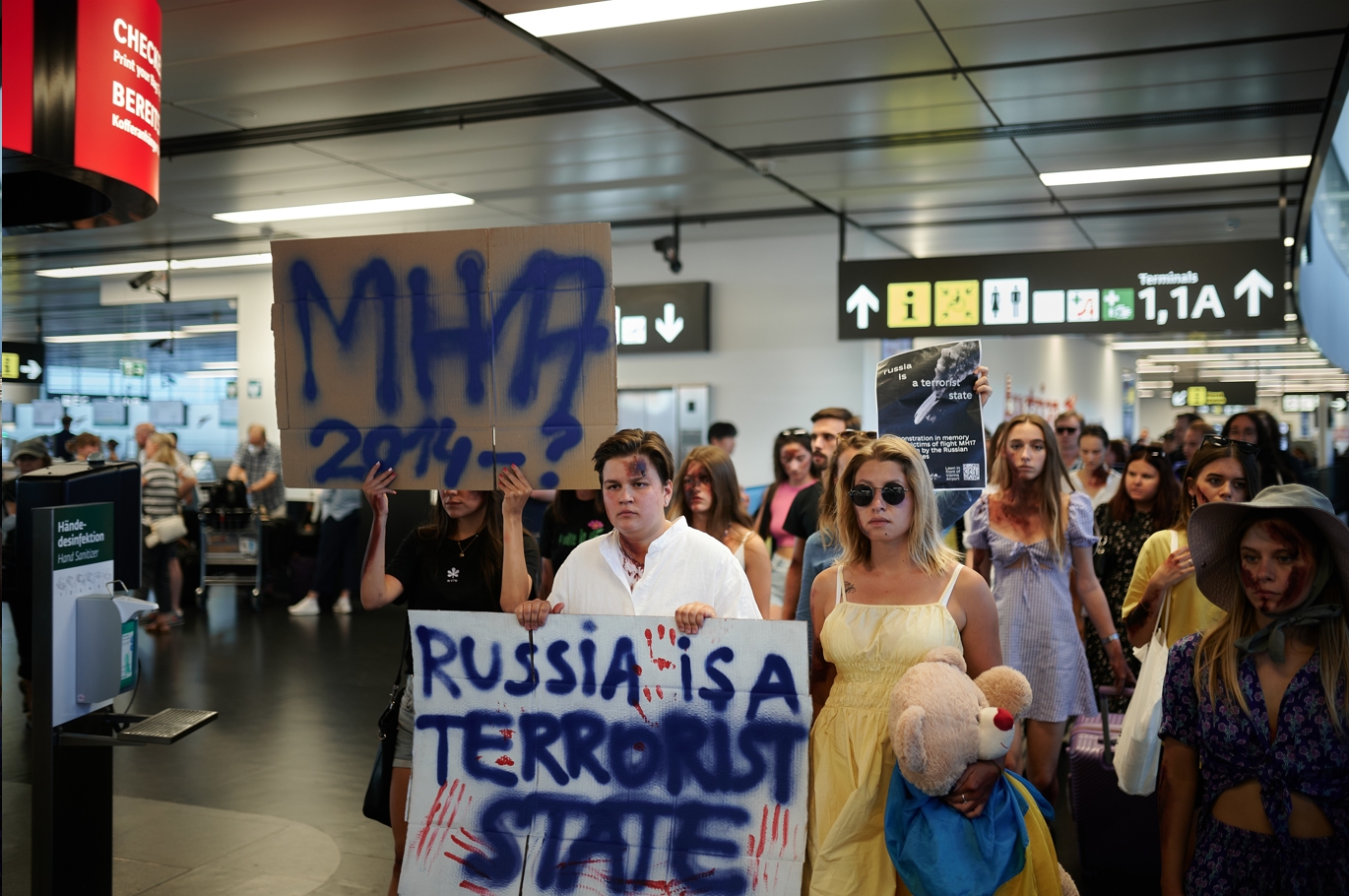 17. Juli 2022: Jahrestag des russischen Abschusses der MH 17. Protestkundgebung am Flughafen Wien Schwechat gegen das Wegschauen. Unlimited Democracy - Verein zur Förderung der Demokratisierung. Foto: Valerie Maltseva