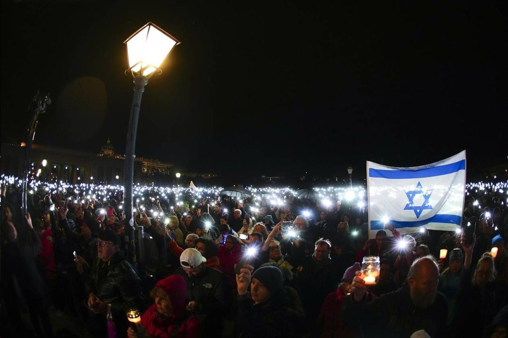 Lichtermeer am Heldenplatz: An die 20.000 Menschen demonstrierten am 2. 11. 2023 gegen Antisemitismus, Terror und Gewalt (Foto: orf.at)