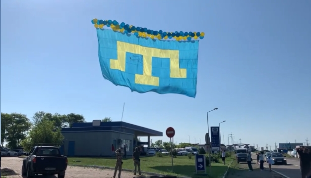 28. 6. 2021: Aktivisten ließen die krimtatarische Flagge über der besetzten Krim aufsteigen (Bild Ukrinform)