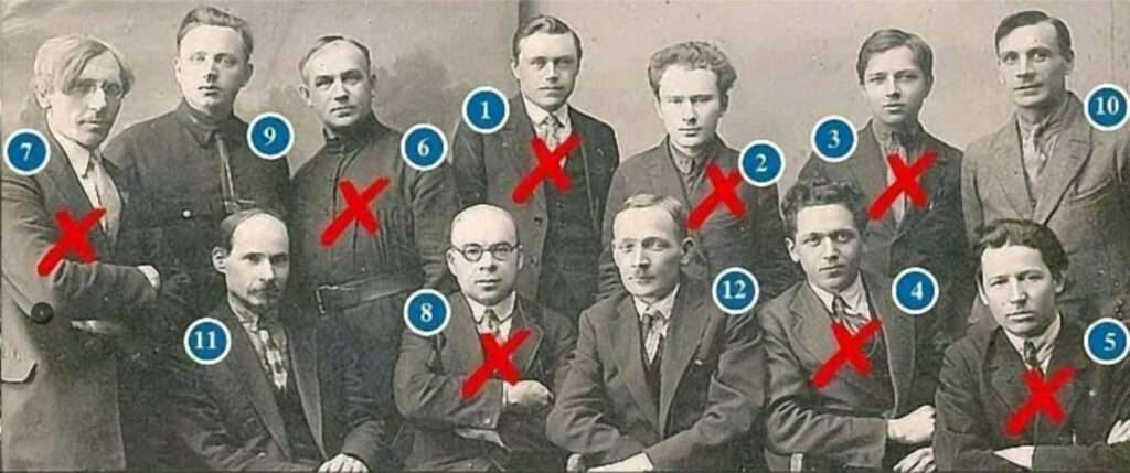 Fünf Mitglieder des Literaturvereins „Polymya“ auf diesem Foto wurden während der belarusischen „Nacht der langen Messer“ erschossen: Mikhas Zaretsky (1), Anatoly Volny (2), Ales Dudar (3), Mikhas Charot (4) und Vasil Stashevsky (5). Genau einen Monat vor der Blutnacht wurde Wladislaw Holubok (6) hingerichtet; 1937 wurde ein ähnliches Urteil gegen Ales Leschnewitsch (7) vollstreckt, und Zischka Gartny (8) beging in einer psychiatrischen Klinik Selbstmord. Anfang der 1930er Jahre wurden Michail Gromyko (9) und Ales Gurlo (10) im Zusammenhang mit dem Fall der angeblichen „Union zur Befreiung von Belarus“ aus der Republik verbannt, und Jakub Kolas (11) und Janka Kupala (12) schrieben Reuebriefe.
